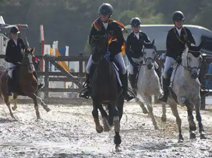Auf in die Ehrenrunde: Sina Br&uuml;gger und Next Generation (im Vordergrund) sind die neuen Deutschen Pony-Vielseitigkeitsmeister.