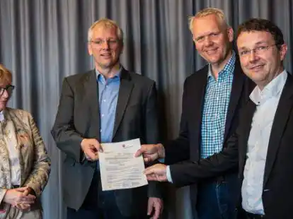 F&ouml;rderbescheid f&uuml;r die Anschaffung eines Hightech-Scanners : Kirchenpr&auml;sidentin Dr. Susanne Bei der Wieden, der kaufm&auml;nnische JaLB-Vorstand Gerhard Plenter, Minister Bj&ouml;rn Th&uuml;mler und der wissenschaftliche JaLB-Vorstand Professor Dr. Kestutis Daugirdas.