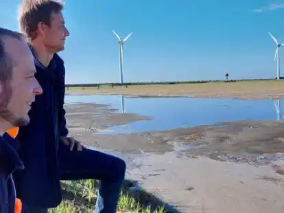 Sp&uuml;lfeld F4 hat den Betrieb aufgenommen. Markus Doden (links) und Focko Gerdes sind mit der ersten Schlickausbeute zufrieden.