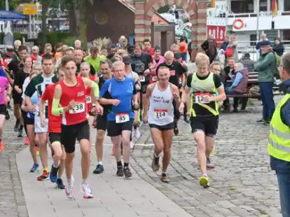 Gerade erst ist der Startschuss f&uuml;r den 12. Emder Delftlauf ert&ouml;nt. Fabian Weermann von der Emder Laufgemeinschaft (vorne mit der Nummer 138) lief nach sechs Kilometern als erster in das Ziel.