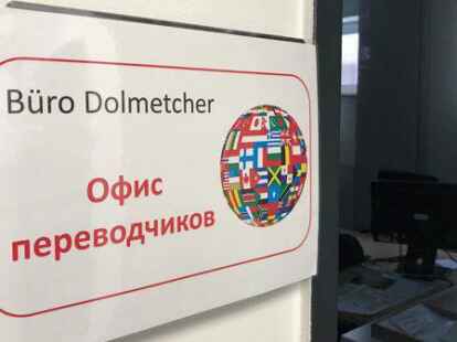 Wichtige Anlaufstelle und unverzichtbare Hilfe: das B&uuml;ro der Dolmetscher in der Emder Nordseehalle.