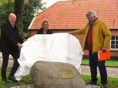 Zur Erinnerung an das Flurbereinigungsverfahren wurde auf dem Dorfplatz ein Gedenkstein aufgestellt, der von Johann Meyer, Marlies Wieghaus vom Amt f&uuml;r regionale Landesentwicklung Aurich sowie Gemeindeb&uuml;rgermeister Erwin Adams enth&uuml;llt wurde.