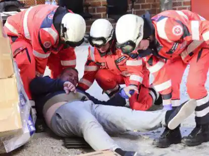 Beim Landeswettkampf in Hannover: Die Sanit&auml;ter des Ortsverbands Jeverland hatten es im Fallbeispiel mit einem Arbeitsunfall in einer Lagerhalle zu tun.