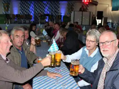 Was w&auml;re ein Oktoberfest ohne bayrische Spezialit&auml;ten: Dazu geh&ouml;rt auch Oktoberfest-Bier. Das durfte am Wochenende in Apen nat&uuml;rlich auch nicht fehlen.