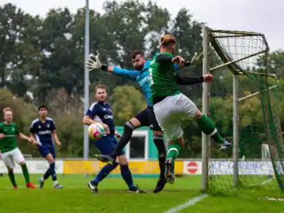 Immer wieder brandgef&auml;hrlich: Der SV Bethen (in Gr&uuml;n-Wei&szlig;) besiegte BW Ramsloh mit 4:0.