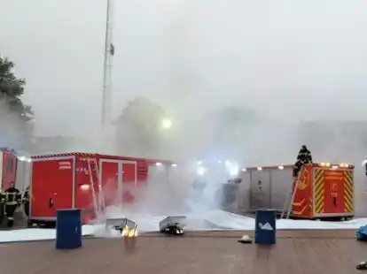 Mit einer Show aus Feuer, Licht und Tanz bedankte sich die Ortswehr Nordenham f&uuml;r das neue Ger&auml;t im Wert von einer Million Euro.