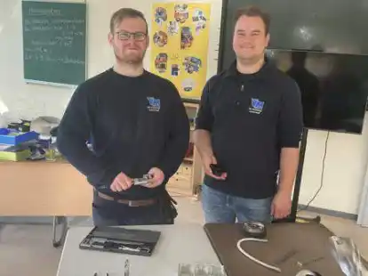 Gaben Sch&uuml;lerinnen und Sch&uuml;lern der Schule an der Ellerb&auml;ke in Bookholzberg Einblicke in ihren Beruf (von links): Feinwerkmechaniker Maximilian Br&uuml;&szlig; und Azubi Kilian Schalauske von der VM CNC-Zerspanungstechnik GmbH in Hude.