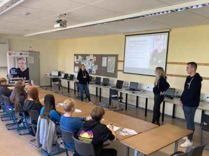 Auch Vertreter des Finanzamts Delmenhorst stellten Ausbildungsm&ouml;glichkeiten vor. BILD: Thilo Schr&ouml;der