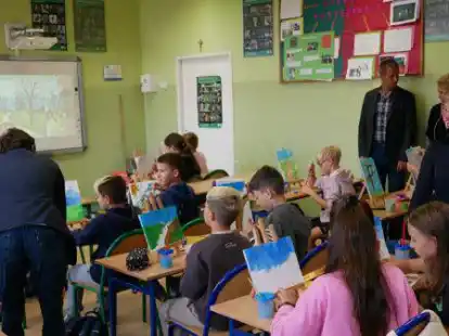 Besuch in der Schule: Mit modernen Methoden wird im Kunstunterricht in der Grundschule von Sroda Slaska gearbeitet.