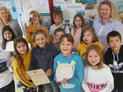 Die Lehrerinnen Antje Einbrodt-Luga (links) und Daniele van de Velde freuen sich gemeinsam mit den Kindern &uuml;ber die Zertifizierung zur Umweltschule in Europa.