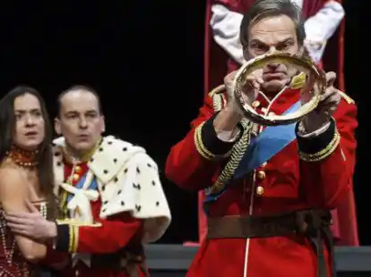 Peter L&uuml;chinger in seiner Rolle als King Charles III (links im Bild Petra-Janina Schultz und Markuss Seuss)