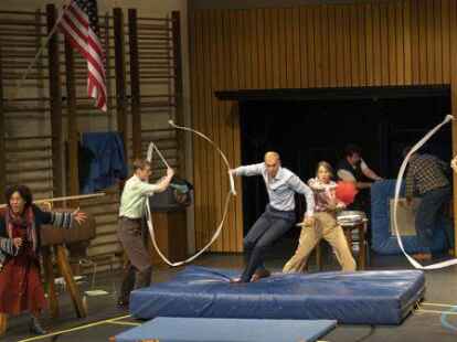 Geschichtsunterricht oder Geschichtsklitterung? Die Ratsmitglieder stellen die Schlacht am Mackie Creek als Gr&uuml;ndungsmythos ihrer Stadt nach.