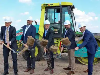 Spatenstich (v.l.): Gesellschafter Dirk Goeman, B&uuml;rgermeister Thomas Otto, Gesellschafter Reinhold Kurre, Landrat Johann Wimberg und Gesellschafter Stefan Plaggenborg