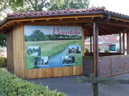 H&uuml;tte beim Dorfplatz an der Mittellinie in Petersfehn: Die Begegnungsst&auml;tte wird f&uuml;r viele Aktivit&auml;ten genutzt.