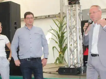 B&uuml;rgermeister Karsten Hage (r.) &uuml;berbrachte die Gr&uuml;&szlig;e der Gemeinde. Anja Brinker und J&uuml;rgen Kemme vom Festausschuss bedanken sich.