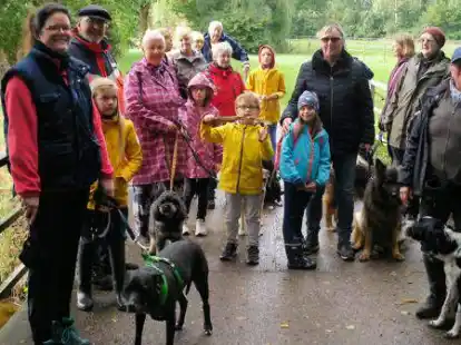 Der Verein f&uuml;r Hundesport machte eine Wanderung um den Tweelb&auml;ker See.