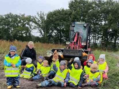 M&auml;dchen und Jungen der Kita L&ouml;wenzahn auf dem Hof Biebert in Munderloh