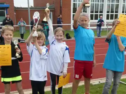 Stolze Sch&uuml;lerinnen und Sch&uuml;ler (v.l.): Die Grundschule (GS) am Wall freute sich &uuml;ber Platz drei. Den Sieg holte sich die GS Constantia vor der zweitplatzierten GS Loppersum.