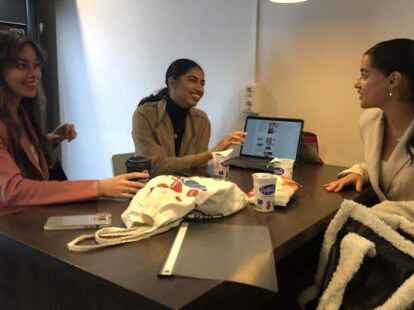 Im Austausch: Studentinnen im Geb&auml;ude der medizinischen Fakult&auml;t Groningen.