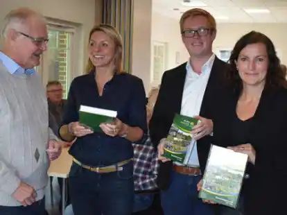 Wahlkampf: Pia van de Lageweg (v.r.), Lukas Reinken und Imke Haake stellten sich der Gruppe Mann &uuml; 60 vor. Helmut Nieske &uuml;berreichte als Dank eine Chronik der Gemeinde.