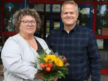 F&uuml;hrungswechsel an der Grundschule Sonnentau in Elisabethfehn: Sigrid Lockst&auml;dt-G&uuml;ttler macht als normale Lehrerin weiter und gibt die Schulleitung an Tom Sch&uuml;lke ab.