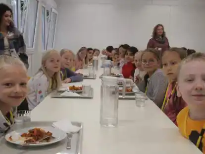 Rund 150 M&auml;dchen und Jungen besuchen die Mensa der Grundschule.