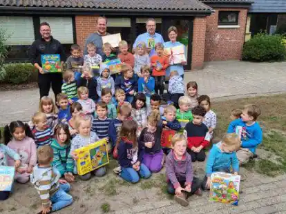 &Uuml;bergaben ein gro&szlig;es Paket mit vielen neuen Spielen und B&uuml;chern an die Kita Villa Kunterbunt: Ibo Piskin (v.l.), Arndt Baeck,  Dominik und Kerstin Bechthold.