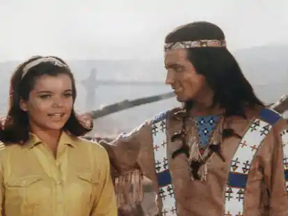 Winnetou (Pierre Brice) ist froh, dass es gelungen ist Apanatschi (Uschi Glas) zu besch&uuml;tzen:  Szene des Films 