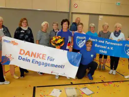Als ehrenamtliche Gruppenleiterin ausgezeichnet: Karola Keck (Bildmitte, mit Blumen) ist dem STV Bar&szlig;el seit &uuml;ber 25 Jahren als Leiterin einer Damengymnastikgruppe treu.