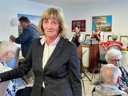 25 Jahre Pflegedienst der Malteser in der Wesermarsch: Zum Jubil&auml;um begr&uuml;&szlig;ten die Kreisbeauftragte Sabine Zinn (vorne) und die Pflegedienstleiterin Irina Scheifel (links) zahlreiche G&auml;ste.