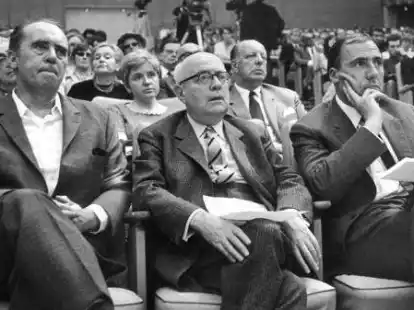 Soziologie-Professor Theodor W. Adorno (Mitte), flankiert von Schriftsteller Heinrich B&ouml;ll (links) und Verleger Siegfried Unseld, im Mai 1968 bei einer Veranstaltung gegen die Notstandsgesetzgebung in Frankfurt am Main