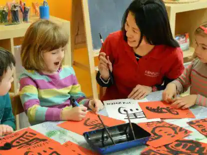 In einer Kita &uuml;ben die Kinder mit einer  Sprachassistentin das Schreiben. Die Bundesmittel f&uuml;r die Sprach-Kitas sollen ab Januar nicht mehr flie&szlig;en.