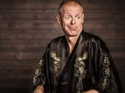 Tritt in der Neerstedter B&uuml;hne auf: J&uuml;rgen Henne zeigt &bdquo;Allein in der Sauna&ldquo;.