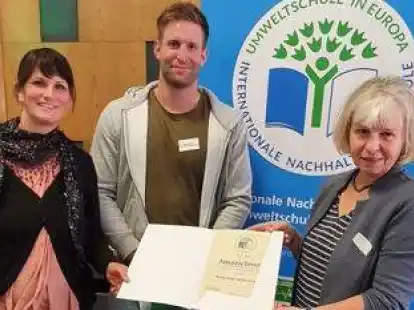 Bei der Preis&uuml;bergabe (von links): Anne K&ouml;hler und Martin Wessel (Realschule Wildeshausen) sowie Monika Ahlrichs (Landeskoordinatorin der Initiative)