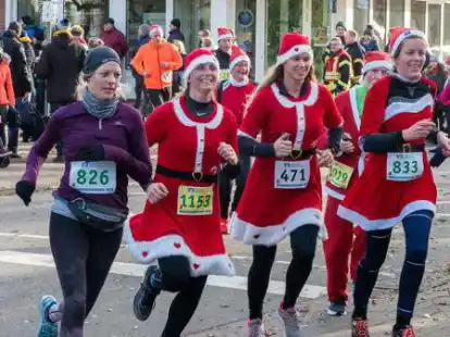 In einem weihnachtlichen Outfit auf die Strecke: Die Weihnachtsm&uuml;tze reichte einigen Teilnehmerinnen nicht.