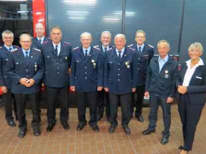 Ehrungen bei der Ortswehr Edewecht (von links): Uwe Hilgen, Heiko Wiechert, Tim Helmerichs, Jens Schr&ouml;der, Gerd Ahlhorn, J&uuml;rgen Scheel, Rolf Bruns, Hinrich Bischoff, J&ouml;rn G&ouml;bel und Heidi Exner.