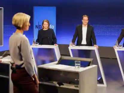 Die Moderatoren Jan Starkebaum (von links) und Susanne Stichler stehen gemeinsam mit Julia Willie Hamburg (B&uuml;ndnis 90/Die Gr&uuml;nen), Stefan Birkner (FDP) und Stefan Marzischewski-Drewes (AfD) vor Beginn des TV-Triells zur Landtagswahl in Niedersachsen im NDR Studio  in Hildesheim