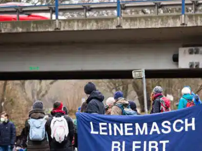 Protest gegen den Ausbau des S&uuml;dschnellwegs in Hannover: Der Schriftzug &bdquo;Leinemasch bleibt &ndash; Verkehrswende jetzt&ldquo; ist auf einem Plakat von Demonstranten zu lesen. Am 4. Oktober sollen in der Leinemasch Rodungsarbeiten beginnen.