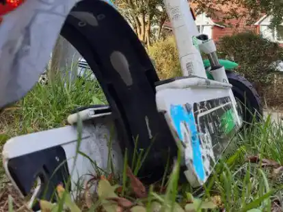 Ein &uuml;ber Wochen gewohnter Anblick: Am Stra&szlig;enschild vom L&auml;rchenring wurde eine defekter E-Scooter  der Firma Lime abgestellt.