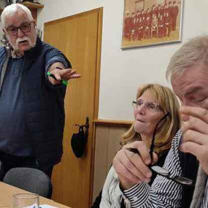 War von Freepsums Ortsvorsteher Johannes Vo&szlig; (l.) zur B&uuml;rgersprechstunde eingeladen worden: B&uuml;rgermeisterin Hilke Looden (parteilos) mit Jan Alberts.