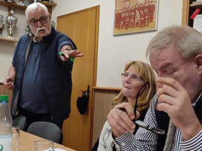 War von Freepsums Ortsvorsteher Johannes Vo&szlig; (l.) zur B&uuml;rgersprechstunde eingeladen worden: B&uuml;rgermeisterin Hilke Looden (parteilos) mit Jan Alberts.