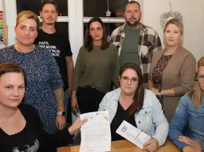 Alarm schlagen die besorgten  Eltern &uuml;ber die Schlie&szlig;ung der Kinderarztpraxis in Ramsloh (von links stehend): Sandra Meisterfeld, Niko Meisterfeld, Pia Bonk, Henning Hibben und Julia Schr&ouml;er sowie (sitzend von links) D&ouml;rte Caspers, Annika  Hibben und Rieke K&uuml;hlich.