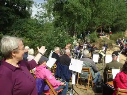 Heide Grotel&uuml;schen (im Vordergrund, hier bei einem Auftritt am Westrittrumer Badesee) leitet zum letzten Mal den Posaunenchor Kirchhatten.