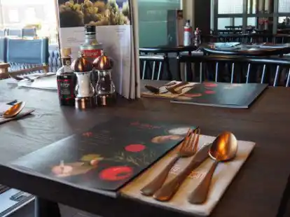 Der Tisch ist gedeckt: Im Restaurant &bdquo;Da Sergio&ldquo; in Wildeshausen bezahlen G&auml;ste keine Pauschale als Ausgleich f&uuml;r steigende Energiekosten.