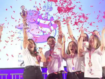 Die siegreichen Garreler Schulsanit&auml;terinnen mit ihrem Coach Jan Ferneding (rechts).