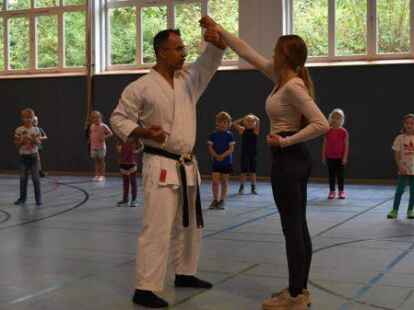 Zeigte den Jungen und M&auml;dchen der Grundschule D&ouml;tlingen seine Kampfk&uuml;nste: Karo Karaca (Leiter Karateschule Wildeshausen) mit Julia Kl&auml;ner (Schulpraktikantin).