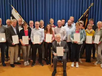 Zahlreiche Mitglieder der  Kolpingfamilie Scharrel wurden durch den Vorsitzenden Dietmar L&uuml;hrs (rechts) auf der Jahreshauptversammlung geehrt.