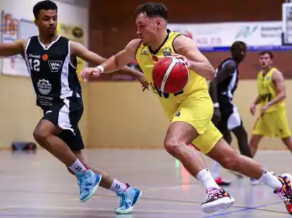 Machte 31 Punkte f&uuml;r die Baskets Juniors: Luca Michels (am Ball)