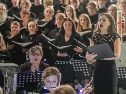 Sch&ouml;ne, intensive Musik von Sch&uuml;lern und Ehemaligen &ndash; daf&uuml;r stehen die Ch&ouml;re der Graf-Anton-G&uuml;nther-Schule, hier bei einer Weihnachtsauff&uuml;hrung.