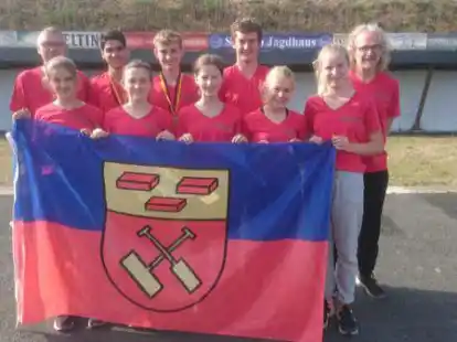 Erfolgreiche Teilnehmer der Deutschen Meisterschaften (vorne, v.l.): Greta Runden, Alesija R&uuml;chel, Pia Stukenborg, Mona Mammen, Rike L&uuml;bbers; (hinten, v.l.): Schie&szlig;trainer Hans Vogelsang, Jonas Hempen, Christian Sandmann, Felix Zickau und Trainer Torsten Schwalm.